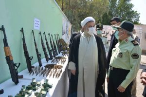 بازدیدفرمانده انتظامی استان و رییس کل دادگستری خوزستان از کشفیات ۵ ماهه سلاح و مهمات در استان + تصاویر