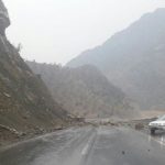 ریزش کوه، تردد در مسیر احمدفداله دزفول را مختل کرد