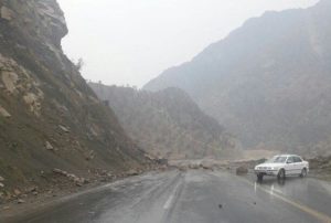 ریزش کوه، تردد در مسیر احمدفداله دزفول را مختل کرد