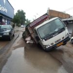 فرونشست زمین و واژگونی یک دستگاه کامیون در خیابان رجایی شرقی شوشتر